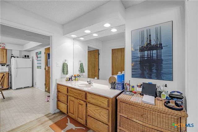 1401 W Main Street, Port O'connor, TX 77982