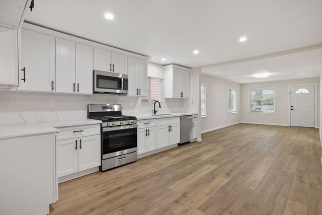 316 S D Street, Tulare, CA 93274