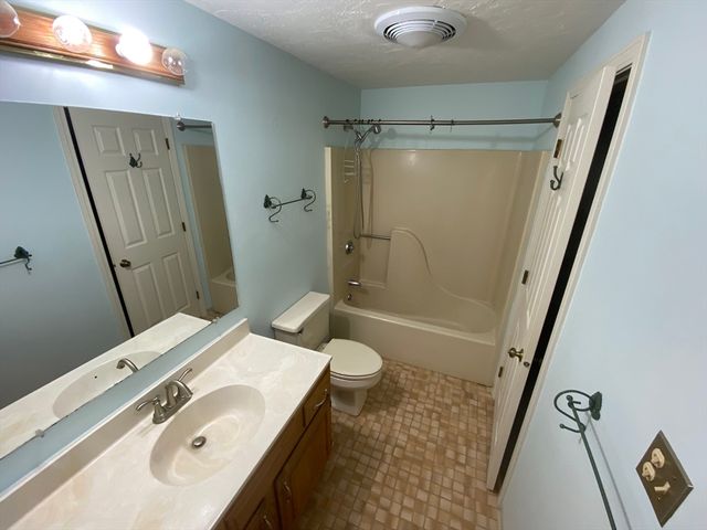 501 Ridgefield Cir B, Clinton, MA 01510
