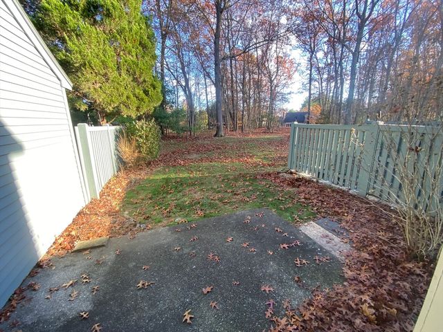 501 Ridgefield Cir B, Clinton, MA 01510