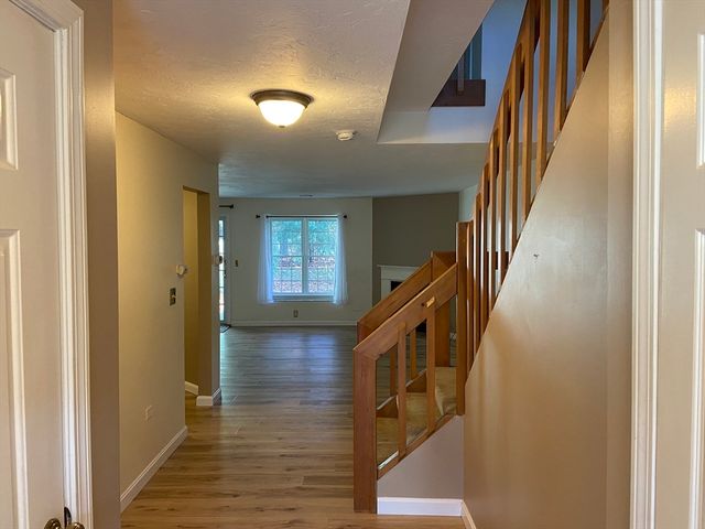 501 Ridgefield Cir B, Clinton, MA 01510
