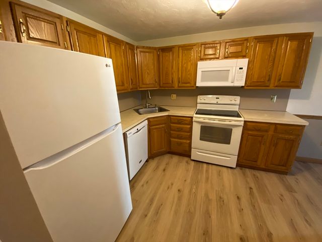 501 Ridgefield Cir B, Clinton, MA 01510