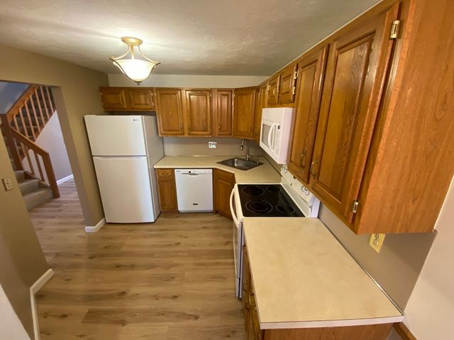 501 Ridgefield Cir B, Clinton, MA 01510