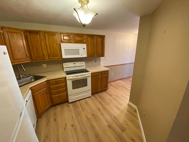 501 Ridgefield Cir B, Clinton, MA 01510