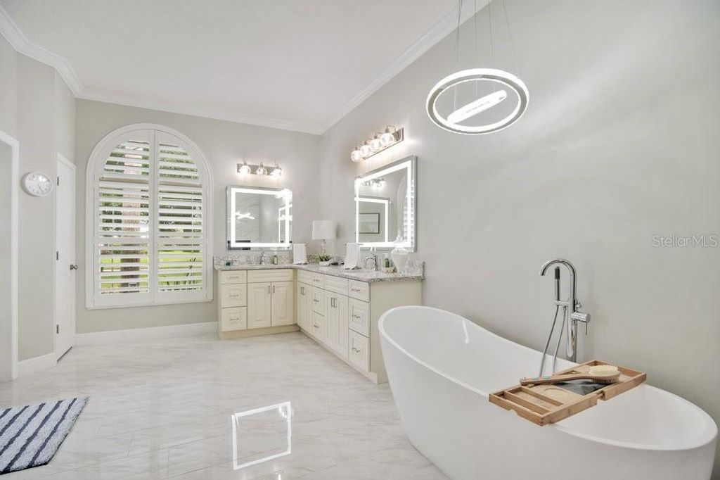 Image 21 of property listing at 11407 WILLOW GARDENS DRIVE, Windermere, FL 34786