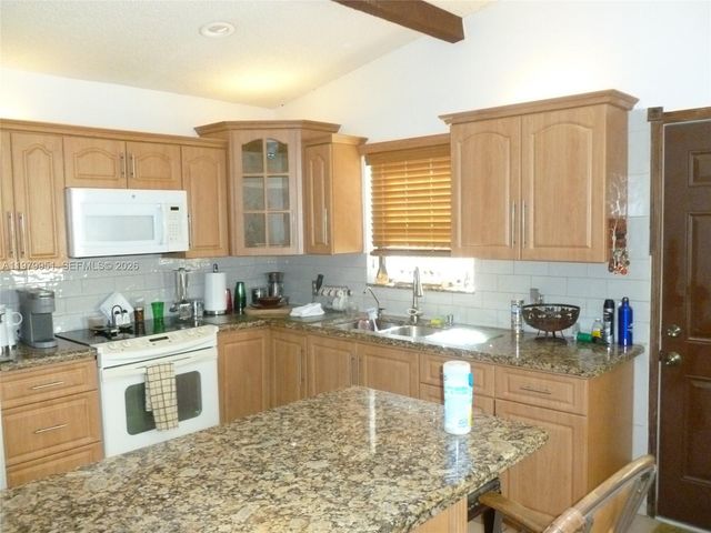 3261 NW 14th St, Miami, FL 33125