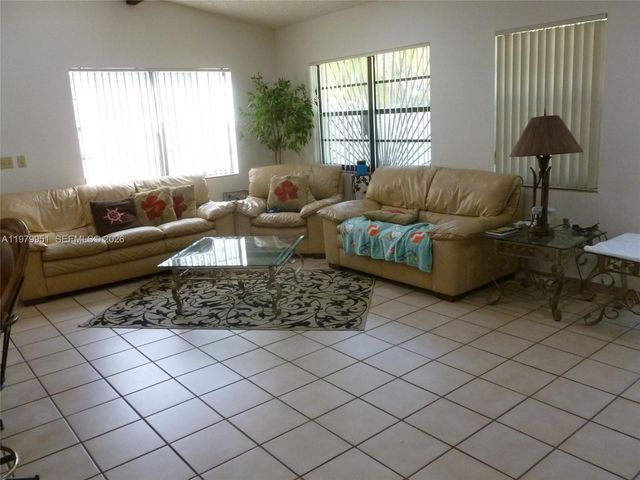 3261 NW 14th St, Miami, FL 33125