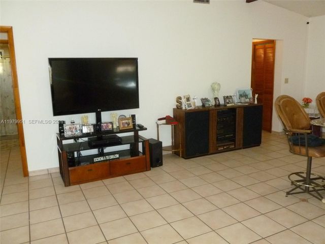 3261 NW 14th St, Miami, FL 33125