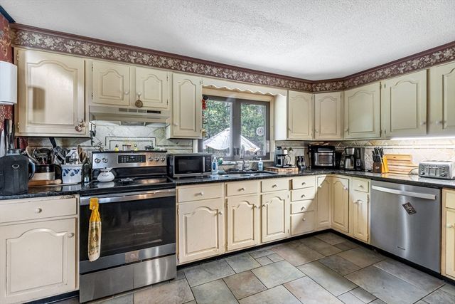 163 S Monson Rd, Hampden, MA 01036