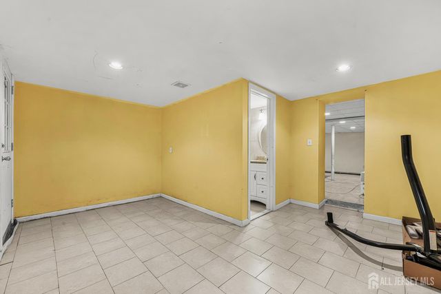 63 Rues Lane, East Brunswick, NJ 08816