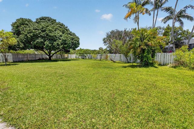 6207 Shadow Tree Lane, Lake Worth, FL 33463