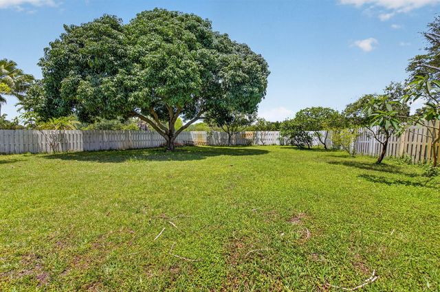 6207 Shadow Tree Lane, Lake Worth, FL 33463
