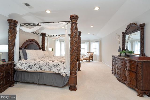 9 STONEGATE DR, Monroe Township, NJ 08831