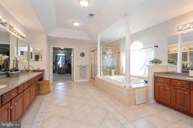 9 STONEGATE DR, Monroe Township, NJ 08831