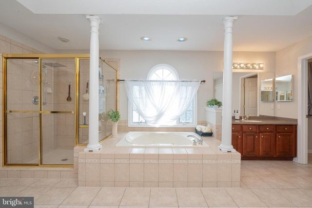 9 STONEGATE DR, Monroe Township, NJ 08831