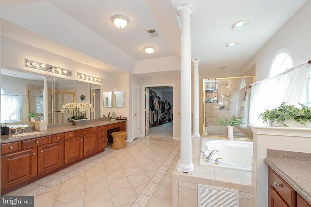 9 STONEGATE DR, Monroe Township, NJ 08831
