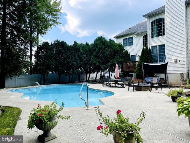 9 STONEGATE DR, Monroe Township, NJ 08831