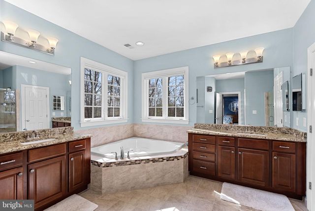15806 WATERFORD CREEK CIR, Hamilton, VA 20158