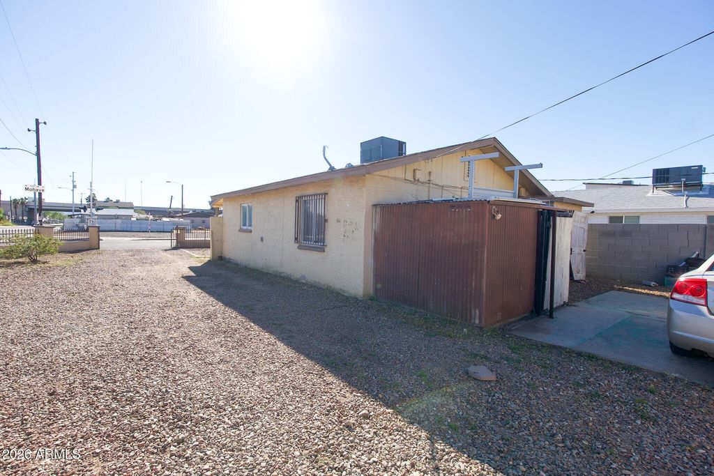 Image 5 of property listing at 1102 W MOHAVE Street, Phoenix, AZ 85007