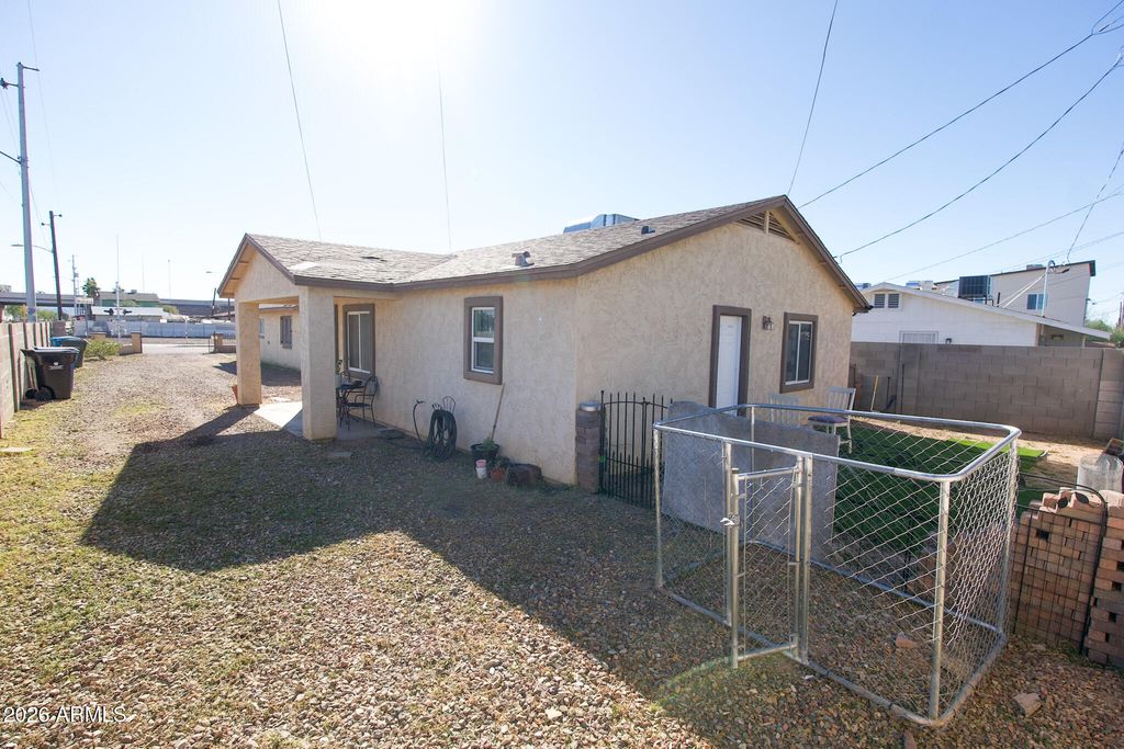 Image 8 of property listing at 1102 W MOHAVE Street, Phoenix, AZ 85007
