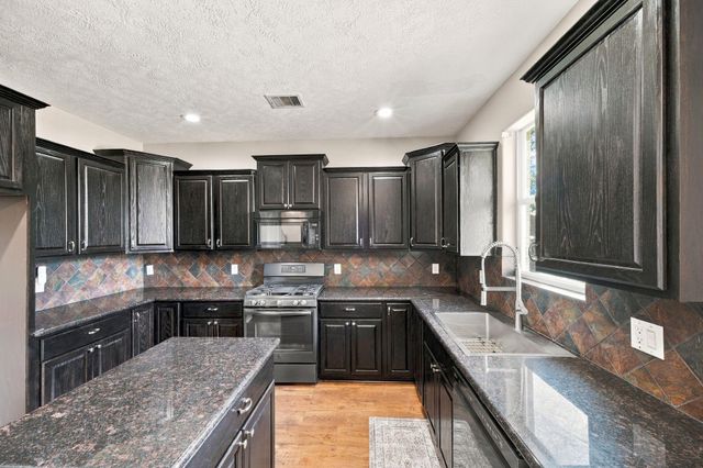 13911 Martinique Lane, Mont Belvieu, TX 77523