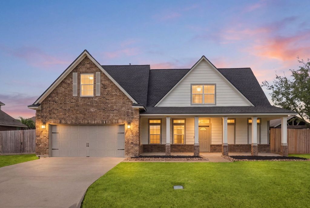 13911 Martinique Lane, Mont Belvieu, TX 77523