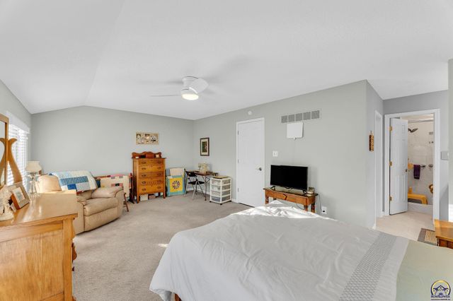 5709 SW Quail Cove CIR, Topeka, KS 66614