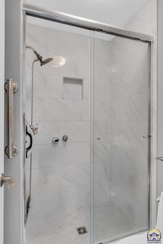 5709 SW Quail Cove CIR, Topeka, KS 66614