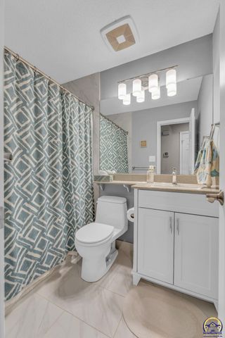 5709 SW Quail Cove CIR, Topeka, KS 66614