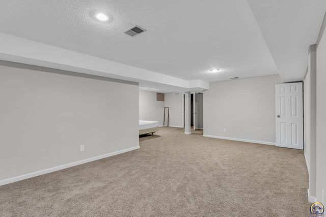 5709 SW Quail Cove CIR, Topeka, KS 66614