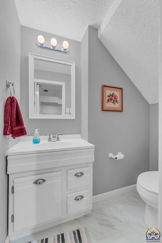 5709 SW Quail Cove CIR, Topeka, KS 66614