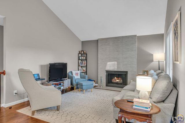 5709 SW Quail Cove CIR, Topeka, KS 66614