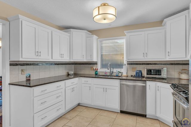 5709 SW Quail Cove CIR, Topeka, KS 66614