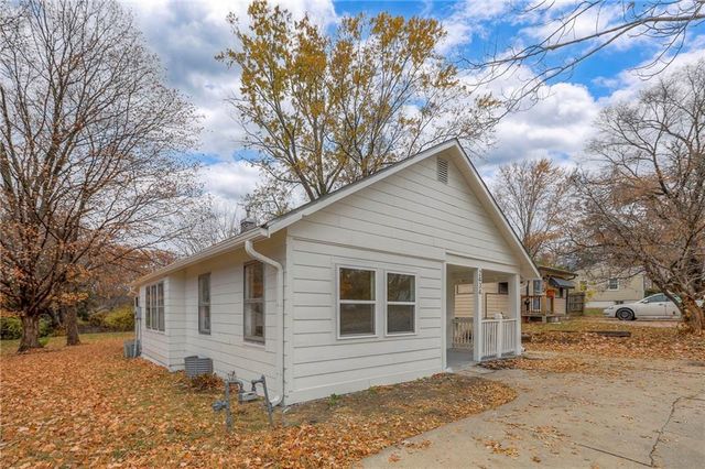 2434 S Sterling Avenue, Independence, MO 64052