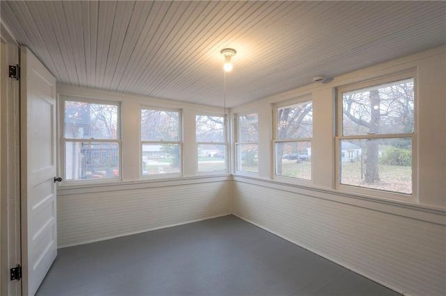 2434 S Sterling Avenue, Independence, MO 64052