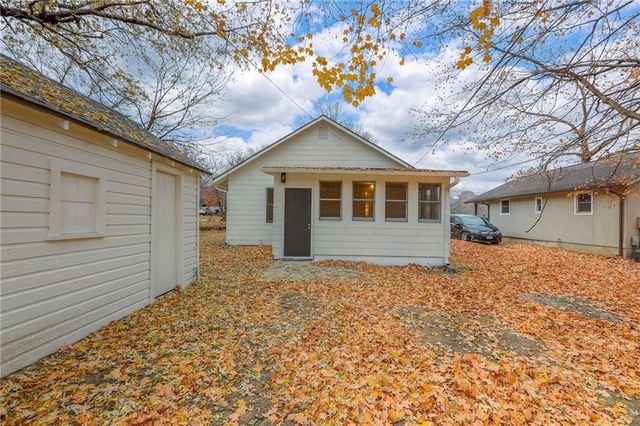 2434 S Sterling Avenue, Independence, MO 64052