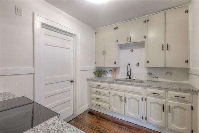 2434 S Sterling Avenue, Independence, MO 64052