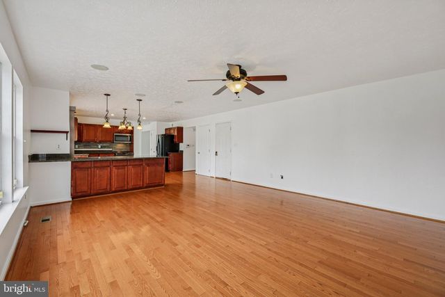 1 QUIET COVE CT, Essex, MD 21221