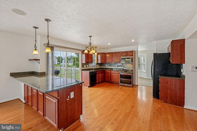 1 QUIET COVE CT, Essex, MD 21221