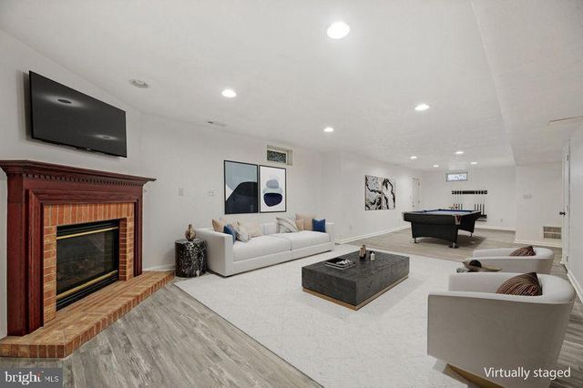 1 QUIET COVE CT, Essex, MD 21221