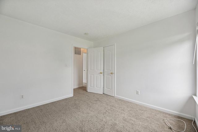 1 QUIET COVE CT, Essex, MD 21221