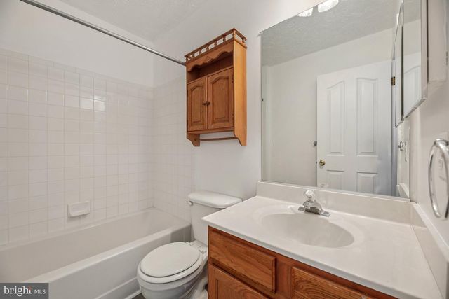 1 QUIET COVE CT, Essex, MD 21221