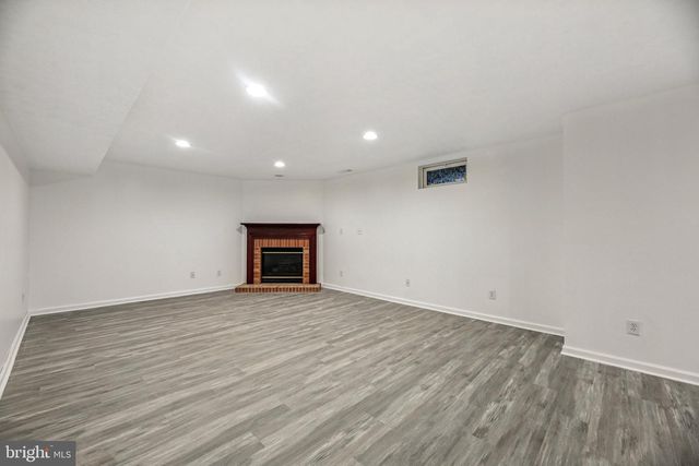 1 QUIET COVE CT, Essex, MD 21221