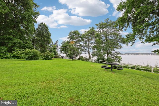 1 QUIET COVE CT, Essex, MD 21221
