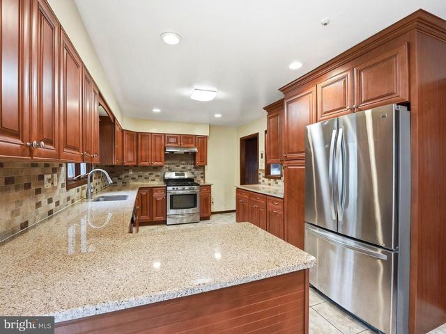 2 CARLTON RD, Cherry Hill, NJ 08034