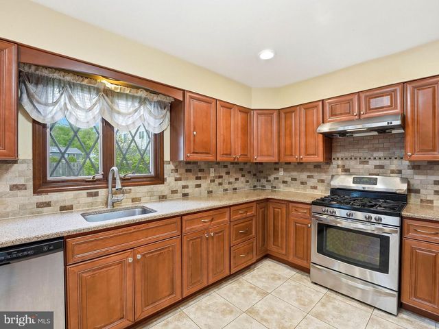 2 CARLTON RD, Cherry Hill, NJ 08034