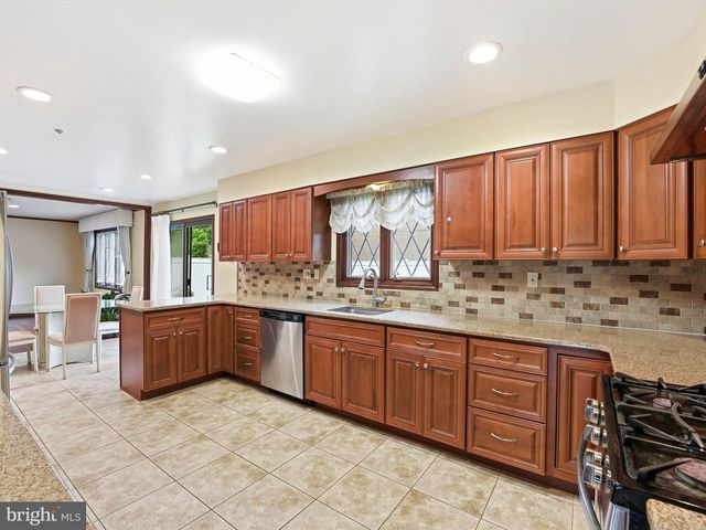 2 CARLTON RD, Cherry Hill, NJ 08034
