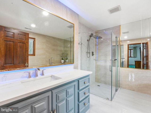 2 CARLTON RD, Cherry Hill, NJ 08034