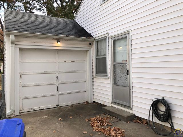 2024 Stone AVE, Topeka, KS 66604