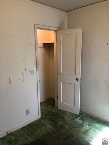 2024 Stone AVE, Topeka, KS 66604